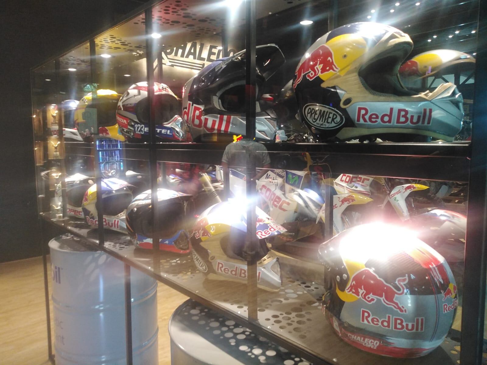 Cascos de «Chaleco» López en su museo