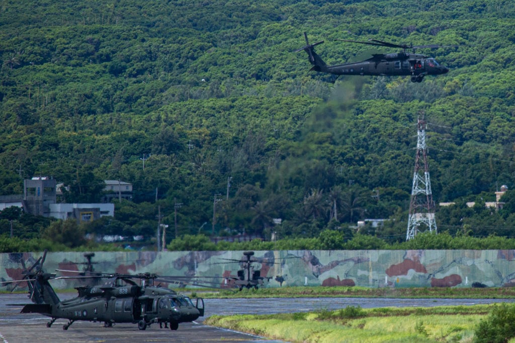 Helicópteros de combate de Taiwán vuelan por simulacro de defensa