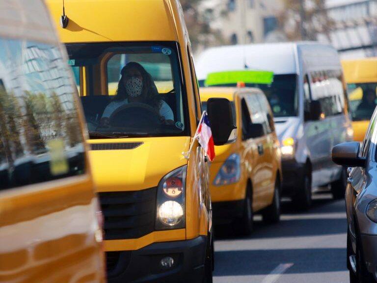 29 de abril de 2020/SANTIAGO
Una mujer conduce entre filas de furgones en avenida Providencia, durante que dueos de furgones escolares se manifiestan para pedir ayuda al gobierno, a lo cual circulares por el monumento de Baquedano en Plaza Italia, ya que sus empleos de transportistas se a visto afectado por la pandemia de COVID-19 en el pais.
FOTO: JOSE FRANCISCO ZUIGA/AGENCIAUNO