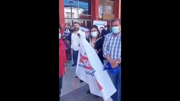 "El candidato me está agrediendo": militante de RN increpó a Mario Desbordes en Calama