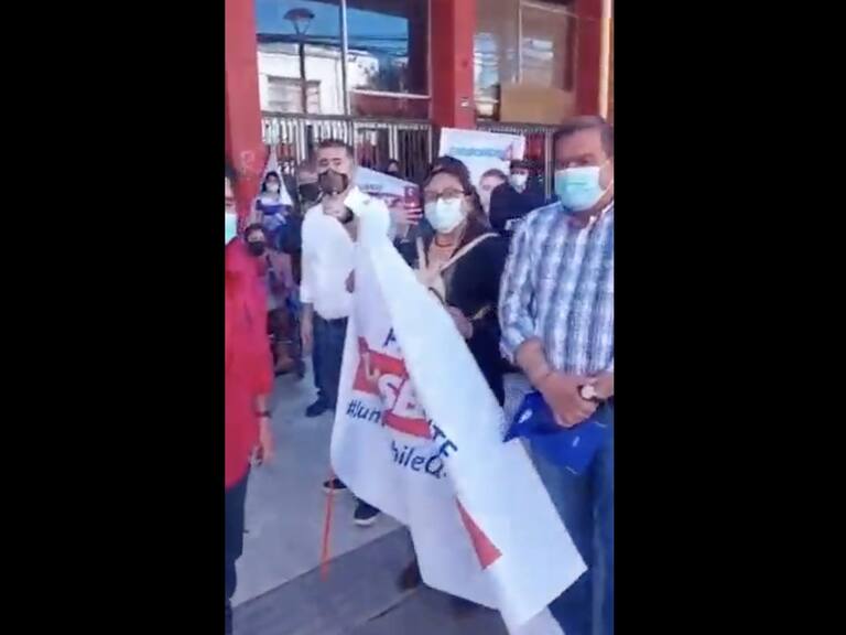 "El candidato me está agrediendo": militante de RN increpó a Mario Desbordes en Calama