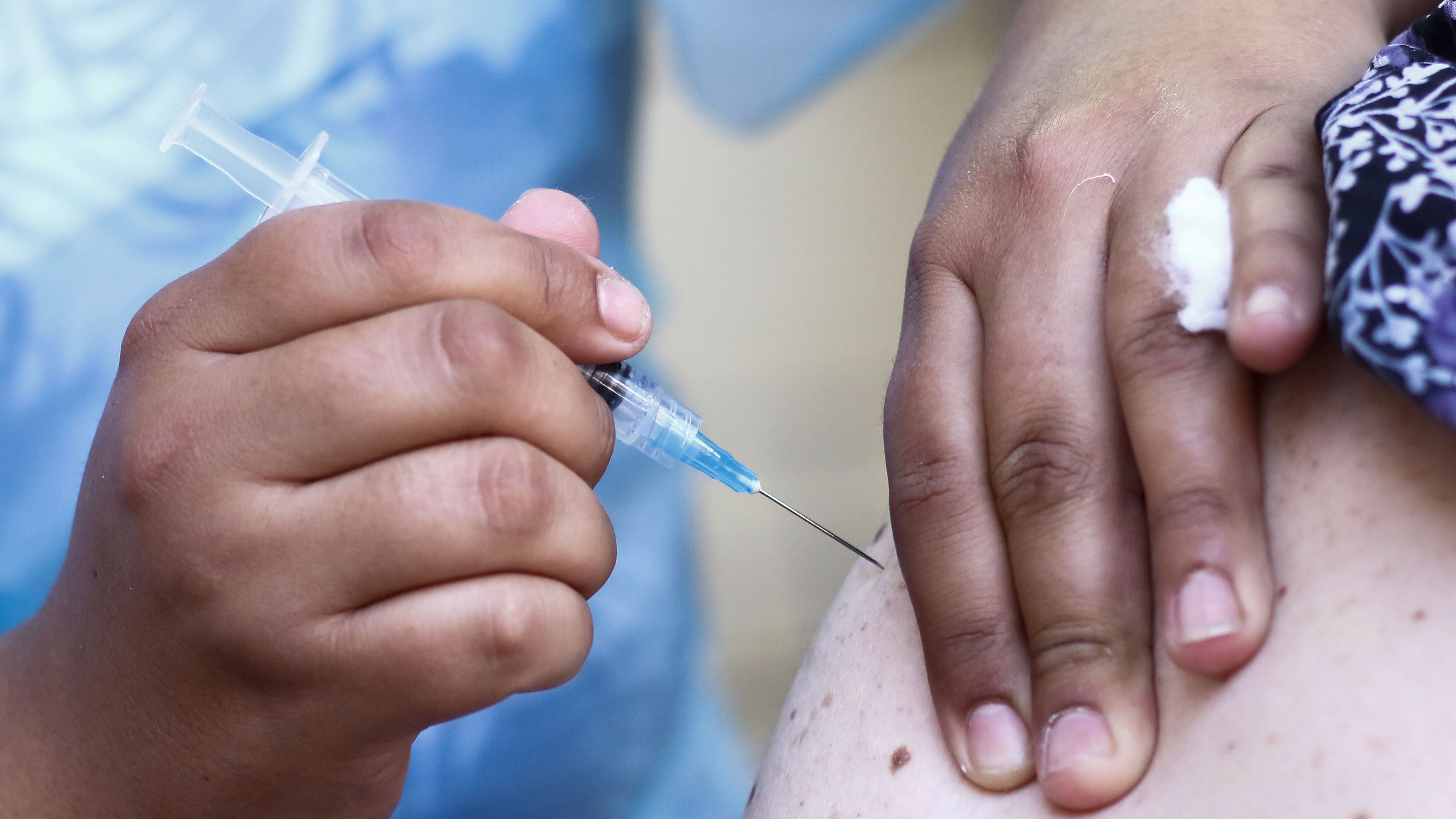 16 DE MARZO DE 2021/VALPARAISOUna enfermera aplica la vacuna a una mujer, en medio del proceso de vacunacion contra el Coronavirus en el Liceo N° 1 de Ninas de Valparaiso.
FOTO: LEONARDO RUBILAR CHANDIA/AGENCIAUNO