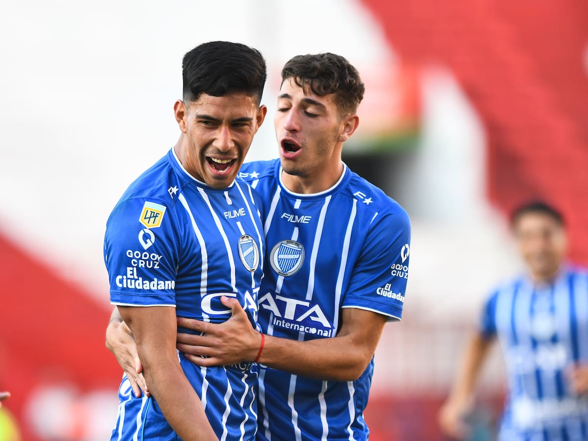¿Se acerca a Colo Colo? Salomón Rodríguez no se presentó a entrenamientos en Godoy Cruz
