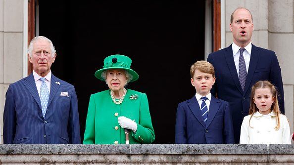 LONDON, UNITED KINGDOM - JUNE 05: (EMBARGOED FOR PUBLICATION IN UK NEWSPAPERS UNTIL 24 HOURS AFTER CREATE DATE AND TIME) Prince Charles, Prince of Wales, Queen Elizabeth II, Prince George of Cambridge, Prince William, Duke of Cambridge and Princess Charlotte of Cambridge stand on the balcony of Buckingham Palace following the Platinum Pageant on June 5, 2022 in London, England. The Platinum Jubilee of Elizabeth II is being celebrated from June 2 to June 5, 2022, in the UK and Commonwealth to mark the 70th anniversary of the accession of Queen Elizabeth II on 6 February 1952. (Photo by Max Mumby/Indigo/Getty Images)