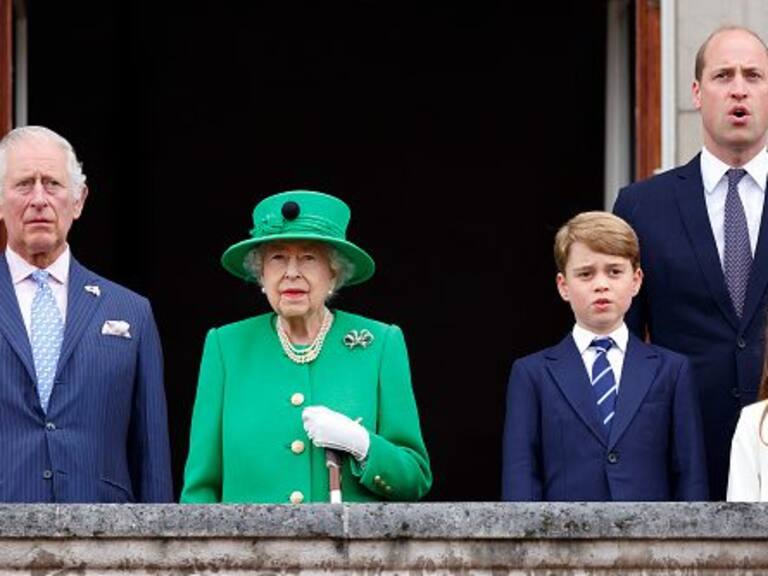 LONDON, UNITED KINGDOM - JUNE 05: (EMBARGOED FOR PUBLICATION IN UK NEWSPAPERS UNTIL 24 HOURS AFTER CREATE DATE AND TIME) Prince Charles, Prince of Wales, Queen Elizabeth II, Prince George of Cambridge, Prince William, Duke of Cambridge and Princess Charlotte of Cambridge stand on the balcony of Buckingham Palace following the Platinum Pageant on June 5, 2022 in London, England. The Platinum Jubilee of Elizabeth II is being celebrated from June 2 to June 5, 2022, in the UK and Commonwealth to mark the 70th anniversary of the accession of Queen Elizabeth II on 6 February 1952. (Photo by Max Mumby/Indigo/Getty Images)