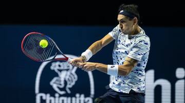 Alejandro Tabilo cae ante Stefanos Tsitsipas y cierra un martes negro para el tenis chileno en el Masters 1000 de París