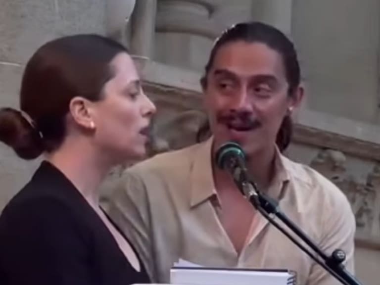 Pololo de Emilia Noguera emocionó con sus canciones en el funeral de Héctor Noguera