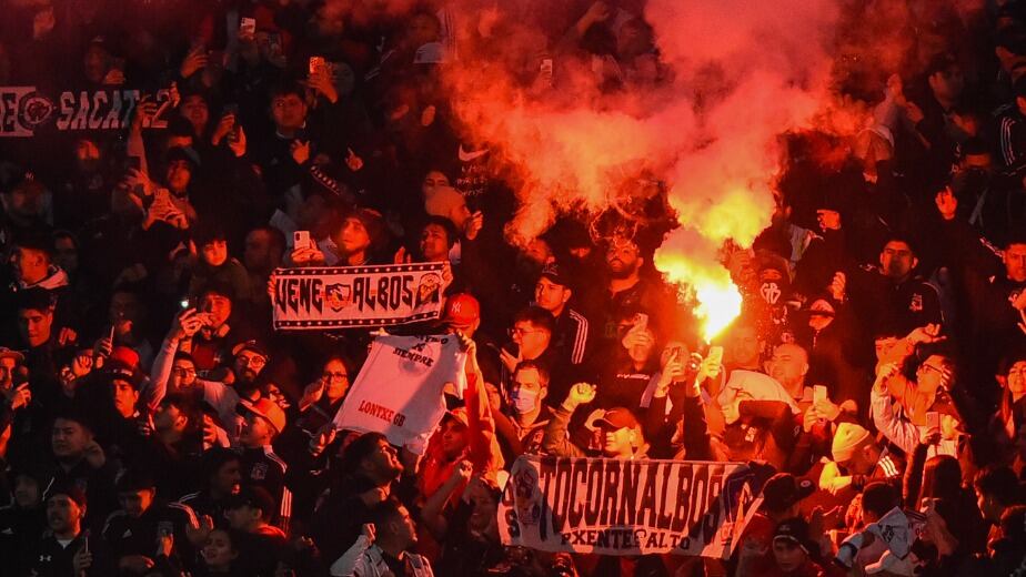 Carabineros dispersa a más de 300 hinchas de Colo Colo en Chillán por incidentes en arengazo 