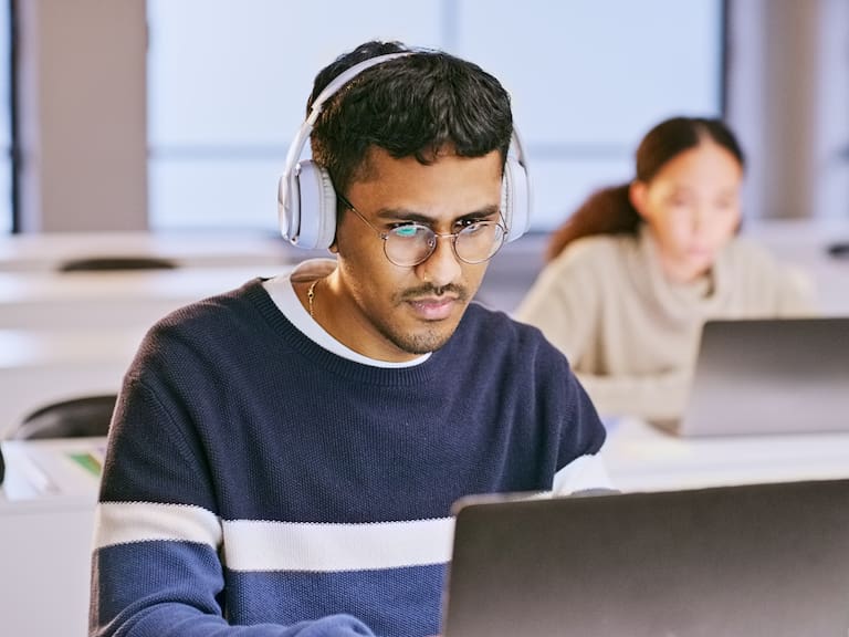 ¿No lograste entrar a la universidad este año? Revisa cómo postular a becas de educación con el Desafío BOT