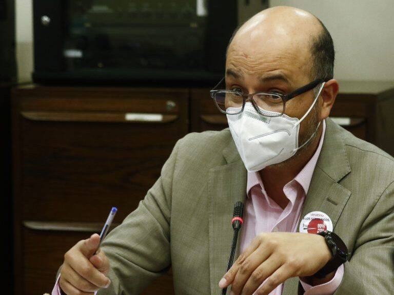 14 DE ABRIL DE 2021/VALPARAISOEl diputado Marcos Ilabaca, durante la Comision de Constitucion de la Camara de Diputados, en donde se debate el proyecto que establece un impuesto al patrimonio de determinadas personas naturales, destinado al financiamiento de una renta básica de emergencia, en medio de la pandemia por el Coronavirus.
FOTO: LEONARDO RUBILAR CHANDIA/AGENCIAUNO