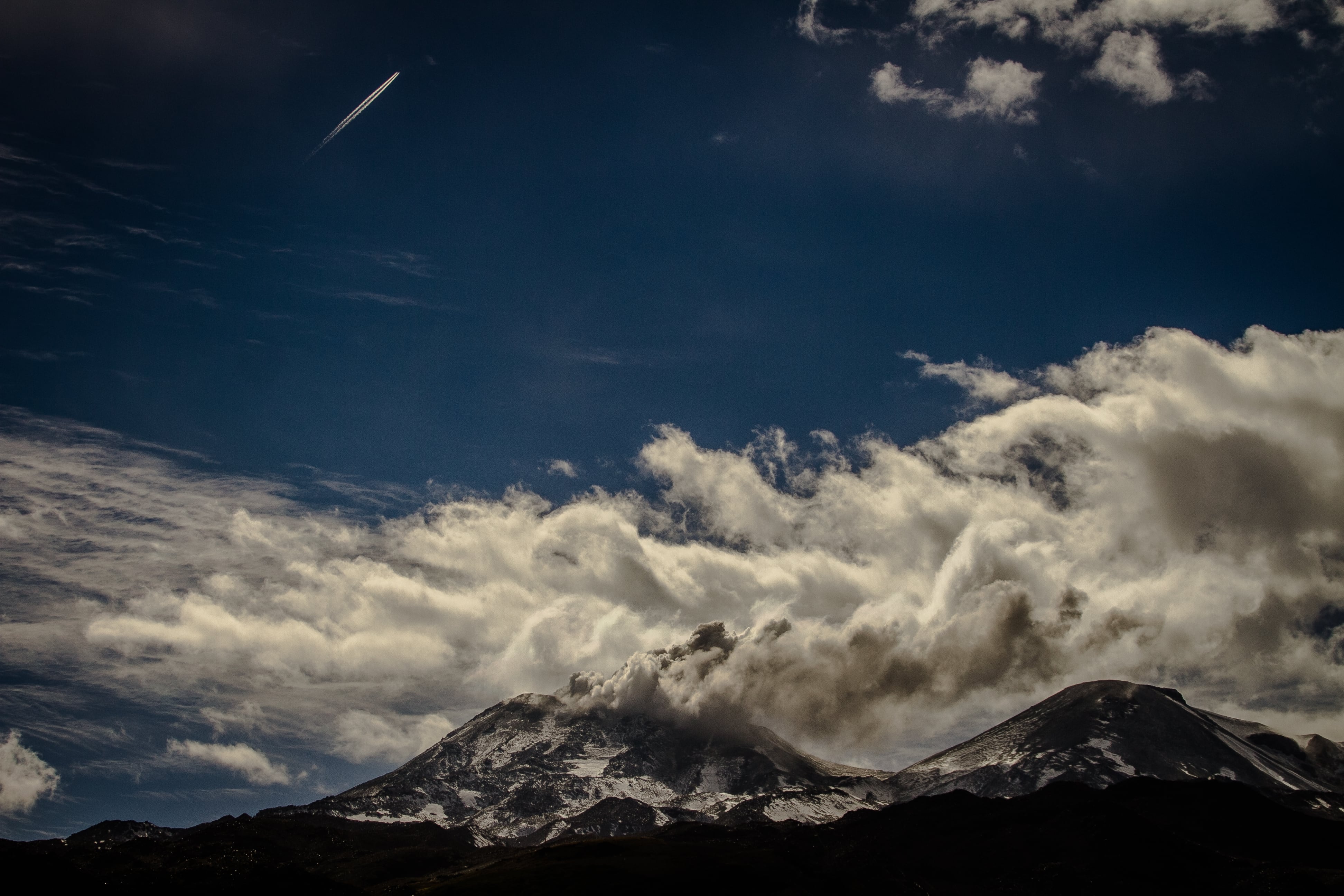 07 de abril de 2018/CHILLAN
El volcán Nevados de Chillán presenta pulsos eruptivos durante las horas de la mañana.
El Nevados de Chillán se encuentra con alerta naranja, decretada por el SERNAGEOMIN, desde la jornada del jueves 5 de abril, tras la creciente actividad y eruptiva que ha presentado.
FOTO: HANS SCOTT / AGENCIAUNO