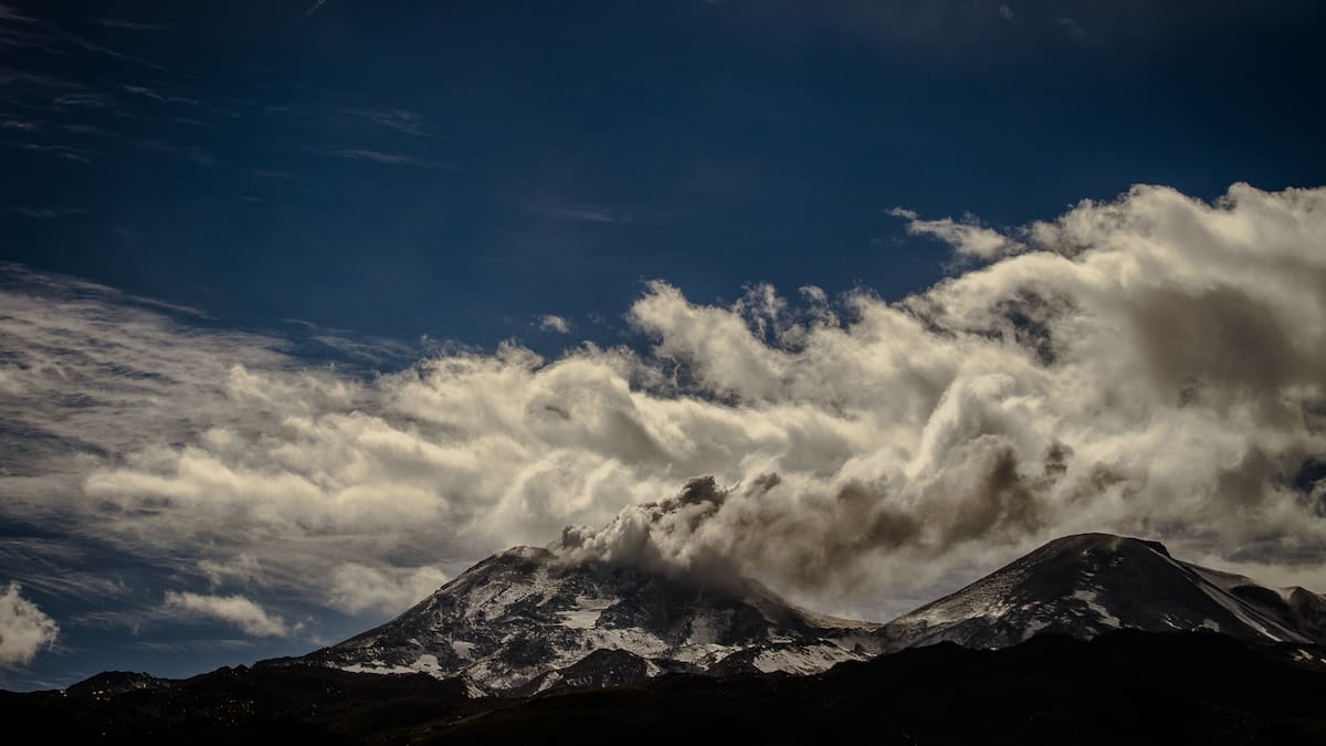 Por emisión de cenizas y gases: complejo volcánico Nevados de Chillán pasa de alerta verde a amarilla