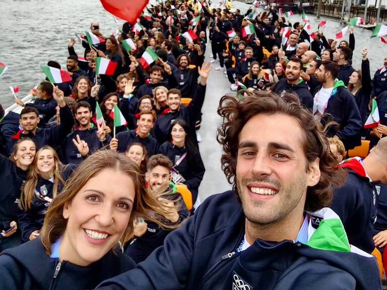 “Lo siento, mi amor…”: abanderado italiano vive insólito percance durante la ceremonia de inauguración en el río Sena