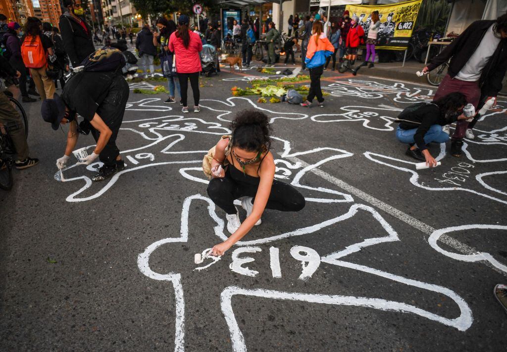 Ciudadanos homenajean a víctimas de la represión en Bogotá