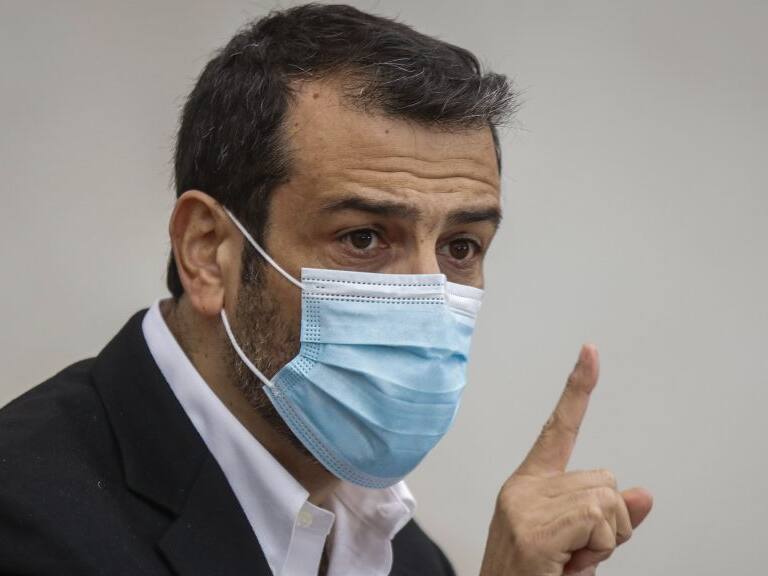 12 de julio del 2021/SANTIAGOEl ministro del Interior, Rodrigo Delgado, junto al ministro Secretario General de Gobierno, salen al patio de Los naranjos del Palacio de La Moneda, para dar un punto de prensa tras el comité Político Ampliado.
FOTO: SEBASTIAN BELTRAN GAETE/AGENCIAUNO