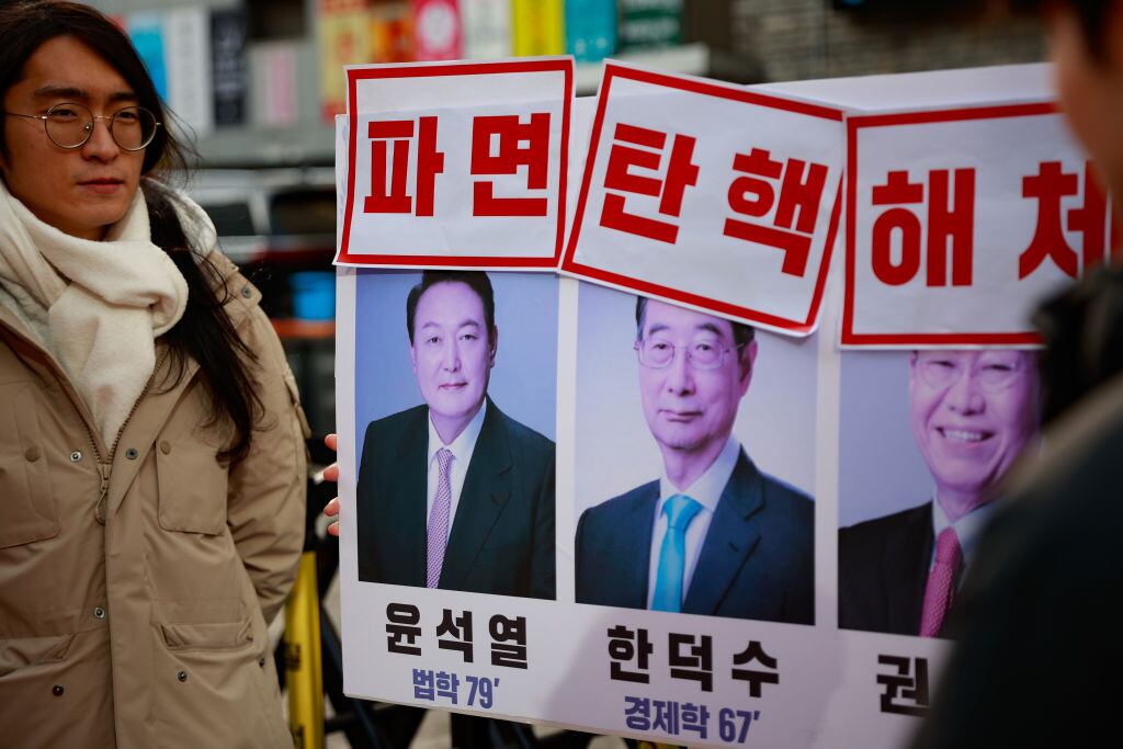 Estudiantes de la Universidad Nacional de Seúl piden el enjuiciamiento del presidente suspendido Yoon Suk Yeol en Corea del Sur