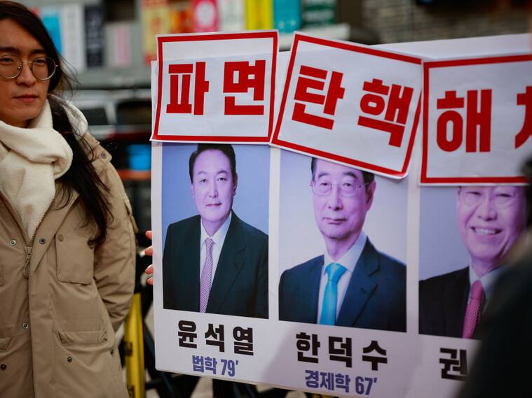 Estudiantes de la Universidad Nacional de Seúl piden el enjuiciamiento del presidente suspendido Yoon Suk Yeol en Corea del Sur