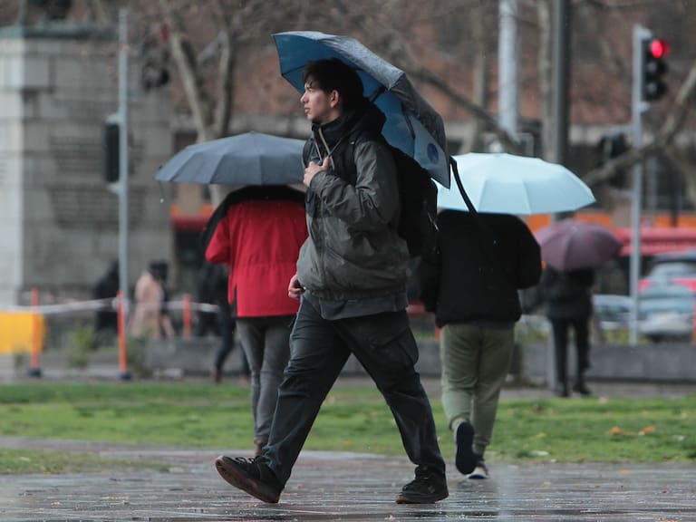 Vuelve la lluvia a Santiago: anuncian nuevo sistema frontal que afectará a 10 regiones