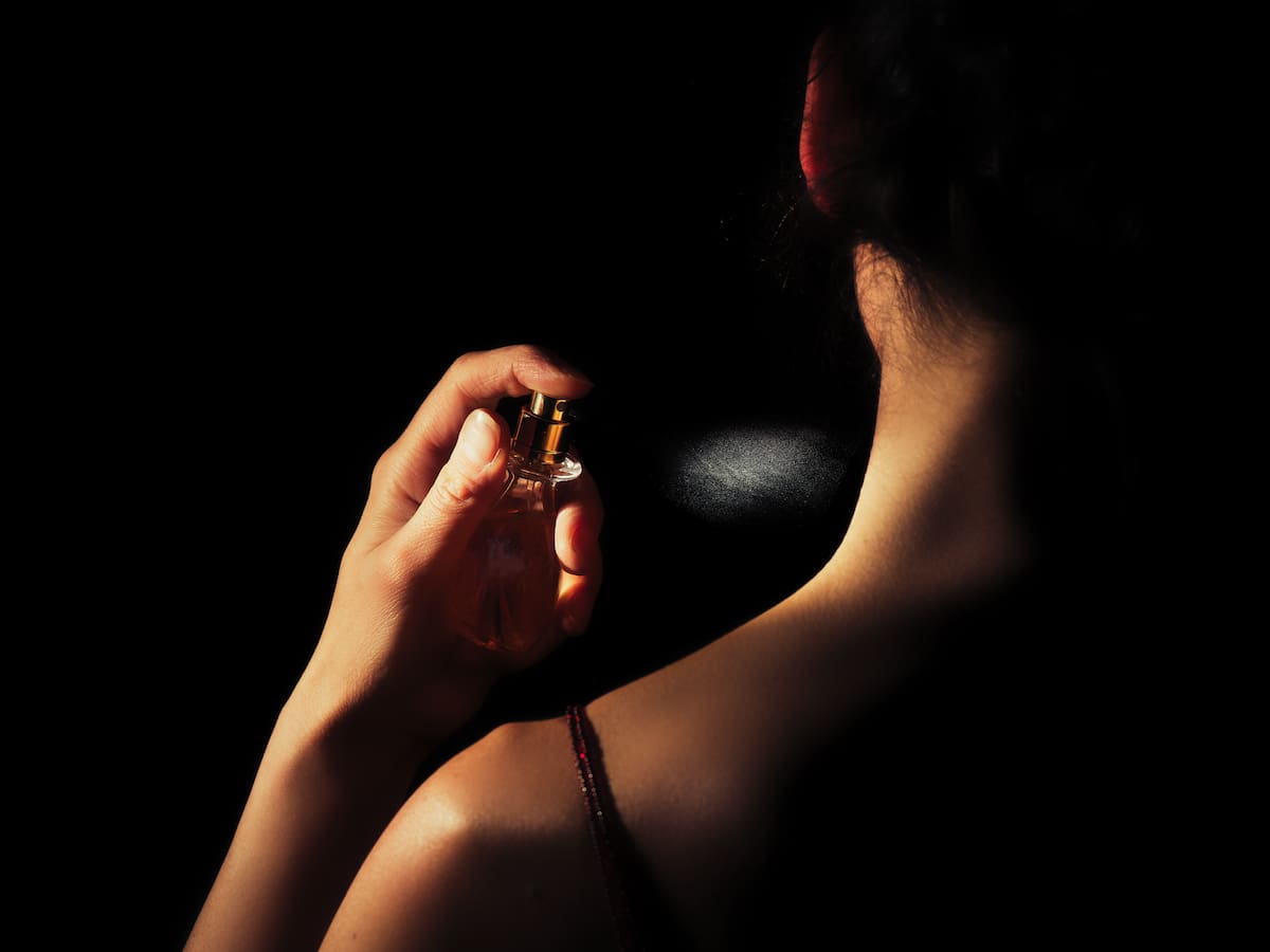 ¿Cuáles son los perfumes más sexy según los chilenos? Revisa el listado de hombres y mujeres