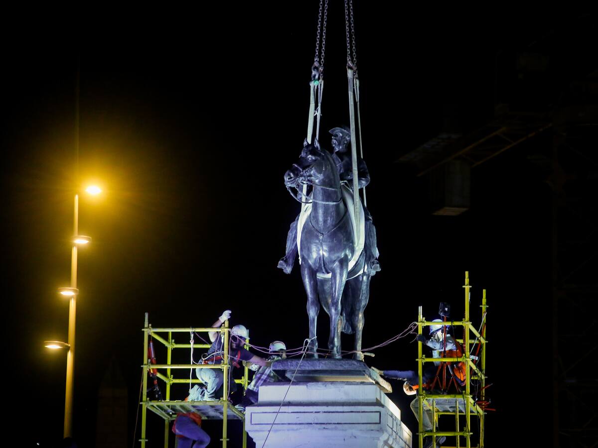 De madrugada y con fuerte operativo: así fue el regreso de la estatua del general Baquedano a Plaza Italia