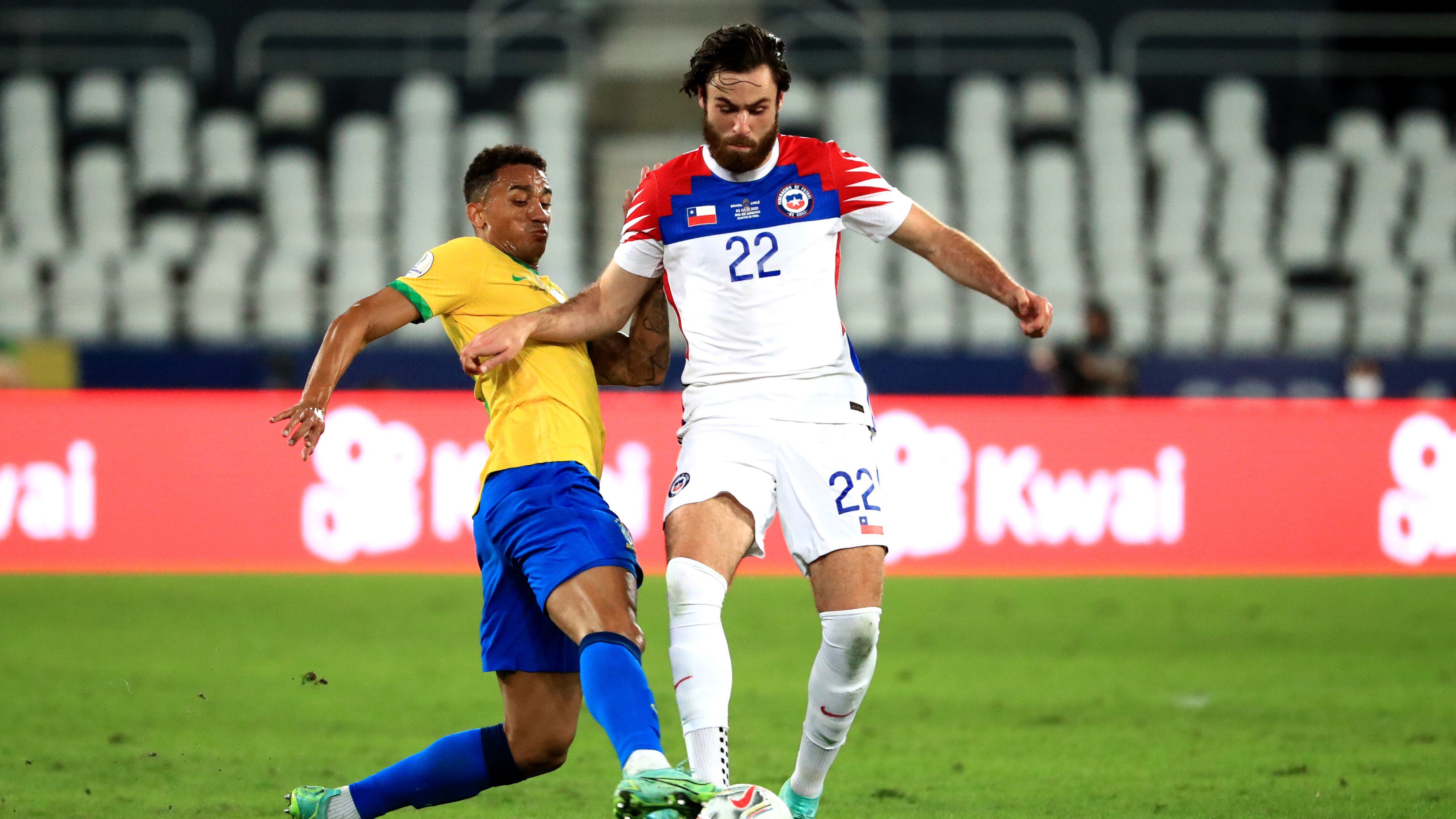 RIO DE JANEIRO, BRAZIL - JULY 02: Ben Brereton of Chile fights for the ball with Danilo da Silva of Brazil during a quarterfinal match between Brazil and Chile as part of Copa America Brazil 2021 at Estadio Olímpico Nilton Santos on July 02, 2021 in Rio de Janeiro, Brazil. (Photo by Buda Mendes/Getty Images)