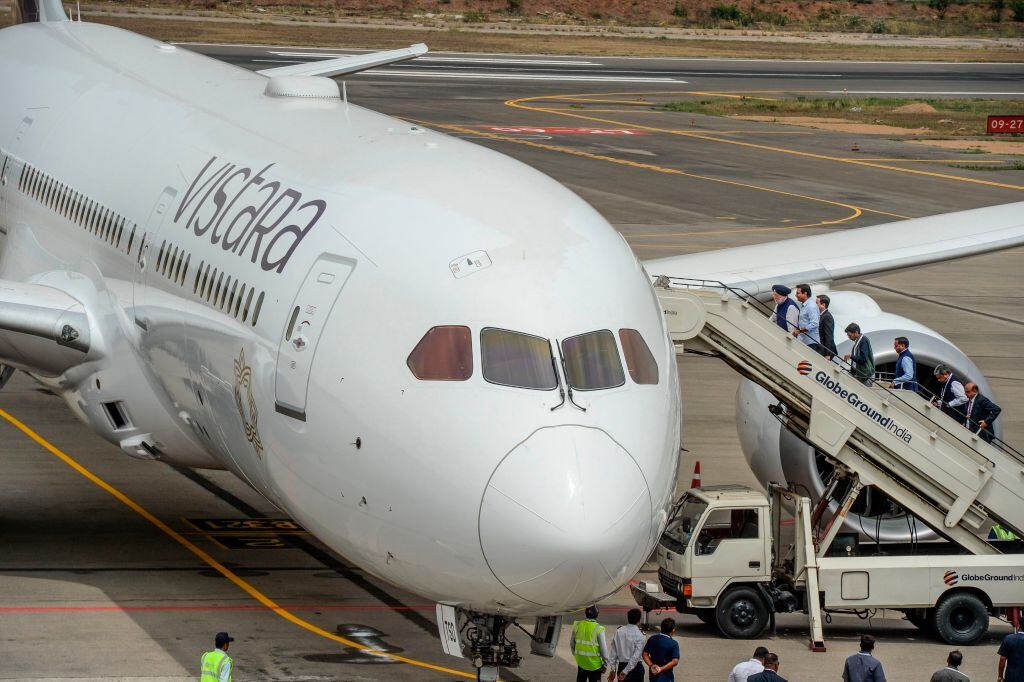 El ministro Hardeep Puri sube a un avión en India