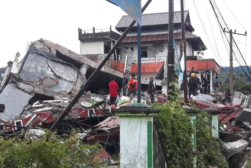 Un edificio colapsado por un terremoto en Indonesia