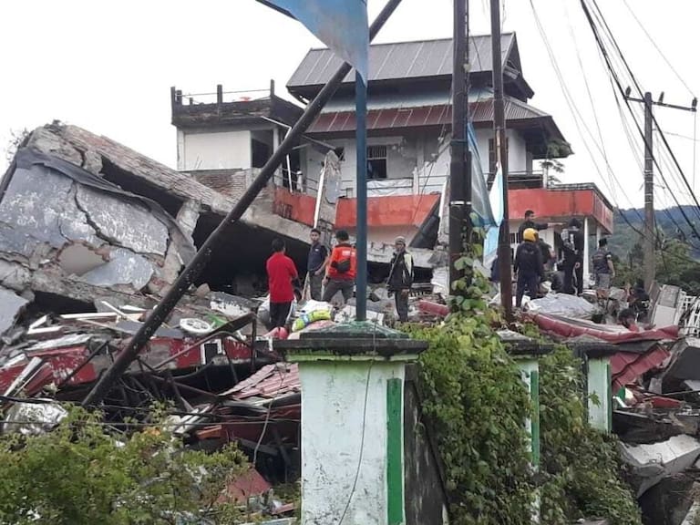Un edificio colapsado por un terremoto en Indonesia