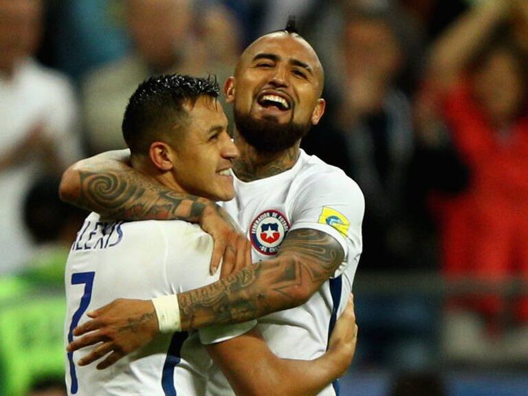 KAZAN, RUSSIA - JUNE 28: Alexis Sanchez of Chile celebrates scoring his sides third penalty with Arturo Vidal of Chile during the FIFA Confederations Cup Russia 2017 Semi-Final between Portugal and Chile at Kazan Arena on June 28, 2017 in Kazan, Russia. (Photo by Ian Walton/Getty Images)