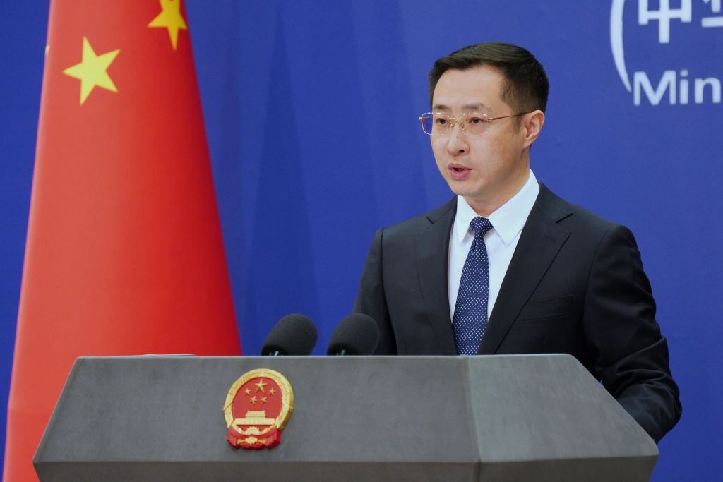 El portavoz del ministerio de relaciones exteriores de China, Lin Jian, habla ante la prensa en la ciudad de Pekín.