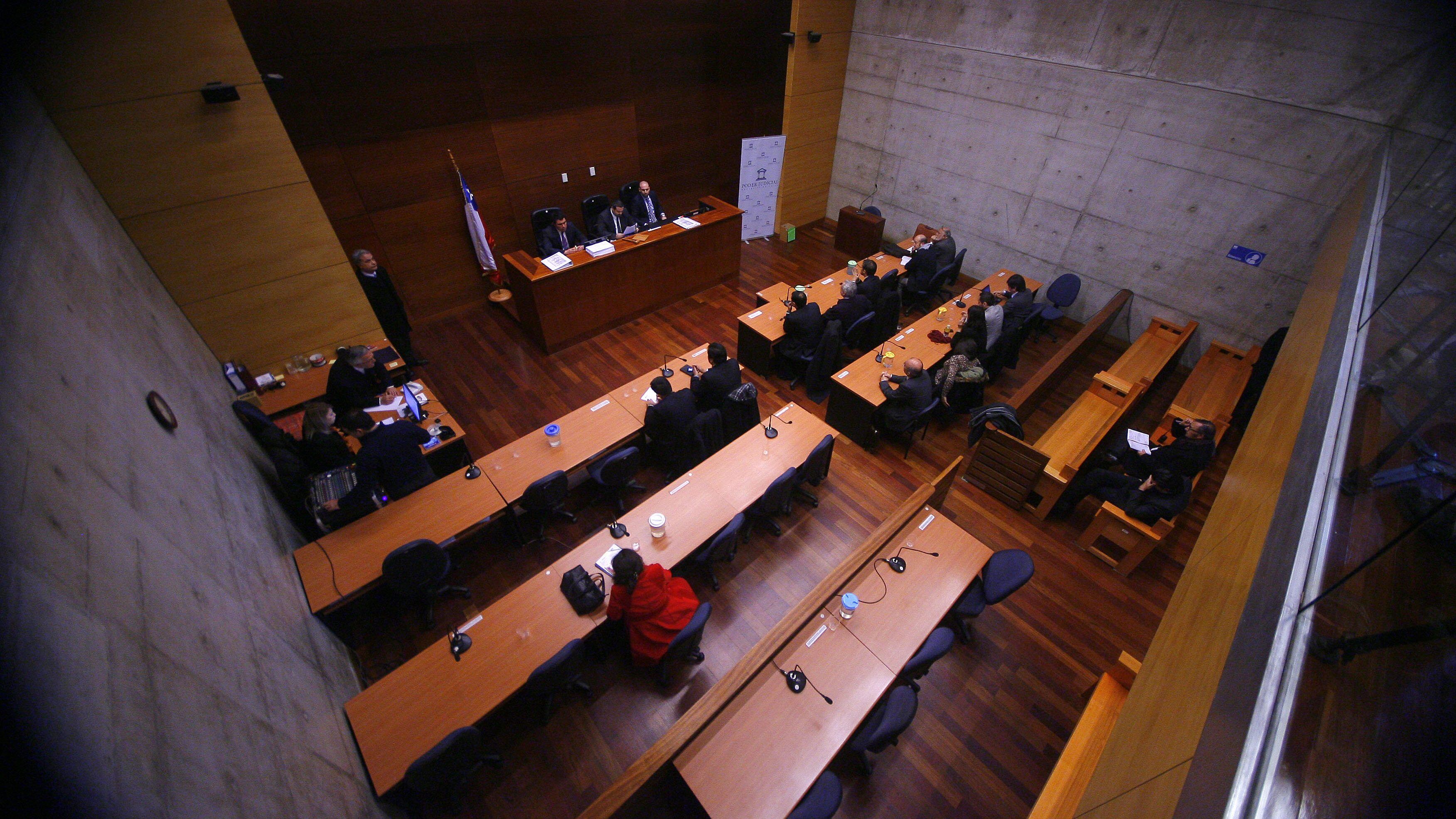13 de junio de 2014/ SANTIAGO Los magistrados, de izquierda a derecha, Alejandro Huberman, Jose Manuel Rodríguez y Fernando Sariego, durante la sentencia  del caso del  incendio en cárcel de San Miguel donde el sexto tribunal en Lo penal de Santiago absolvió de forma unánime a los ocho gendarmes acusados de cuasidelito de homicidio por el incendio en la cárcel de San Miguel, ocurrido el 8 de diciembre de año 2010. 
FOTO:CRISTOBAL ESCOBAR/AGENCIAUNO