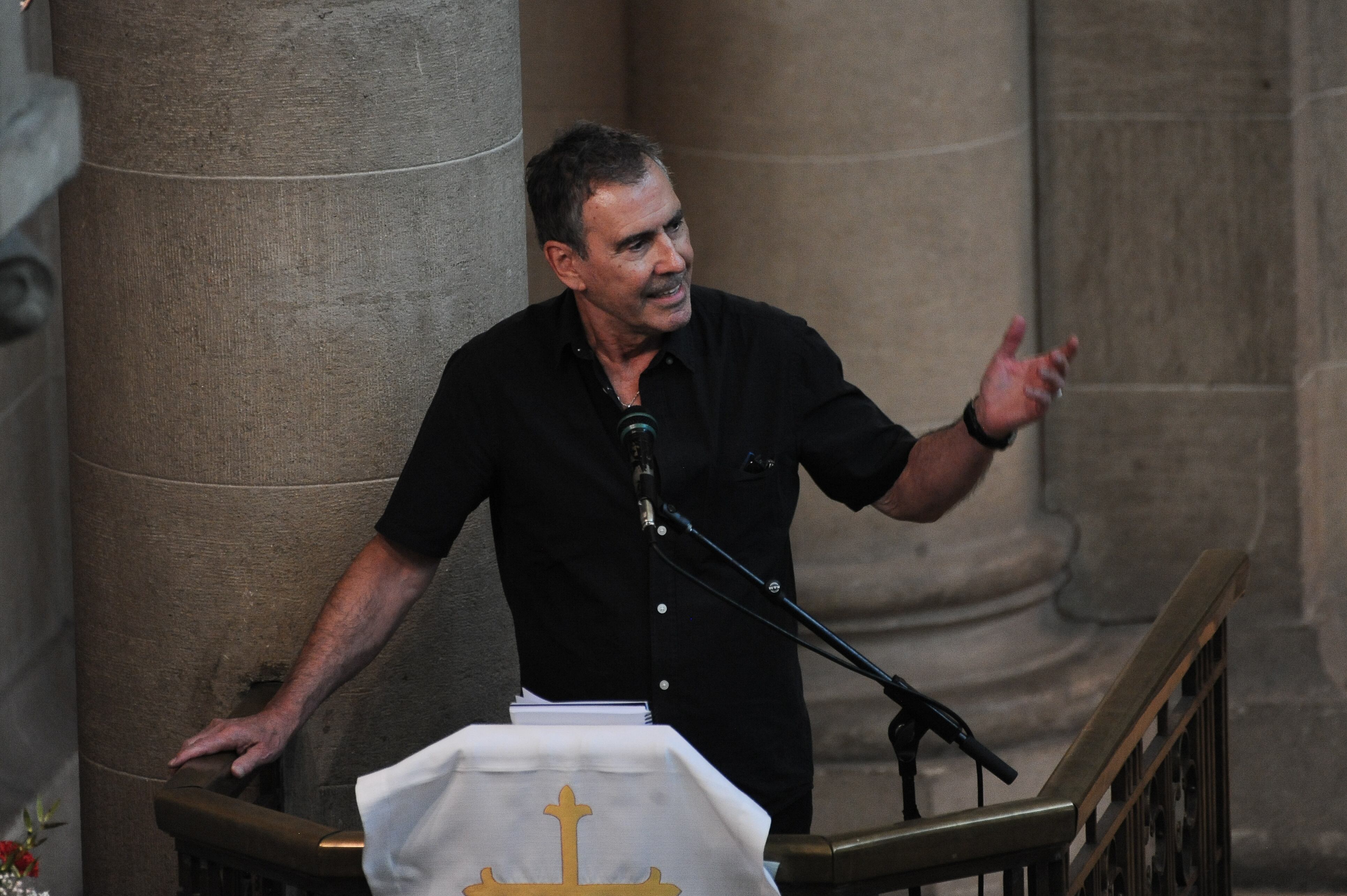 30 DE OCTUBRE DEL 2025 / SANTIAGO El actor Cristian Campos asiste a la ceremonia religiosa en memoria de Héctor Noguera realizado en el Templo Mayor del Campus Oriente de la Pontificia Universidad Católica de Chile, durante el día de su funeral. El destacado actor chileno falleció a los 88 años, dejando un legado fundamental en el teatro, la televisión y el cine nacional.
FOTO: VICTOR HUENANTE / AGENCIAUNO
