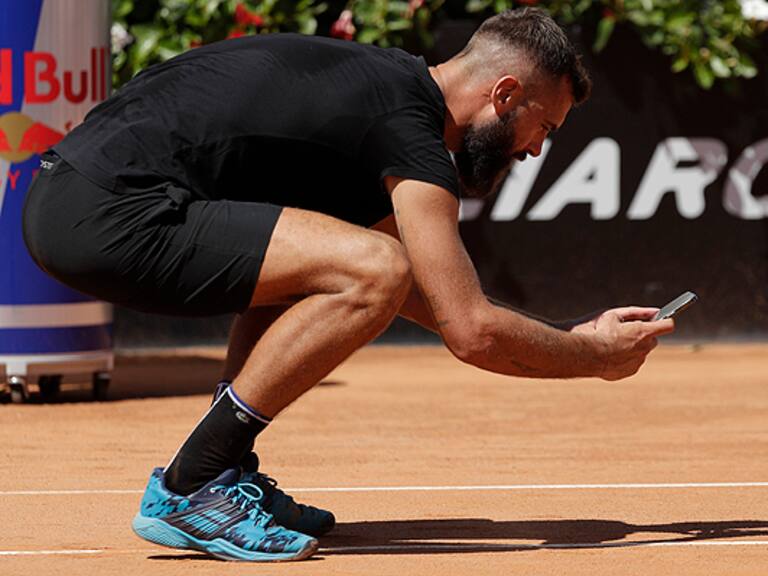 Benot Paire nuevamente armó escándalo durante un partido ATP: sacó su celular en pleno cotejo