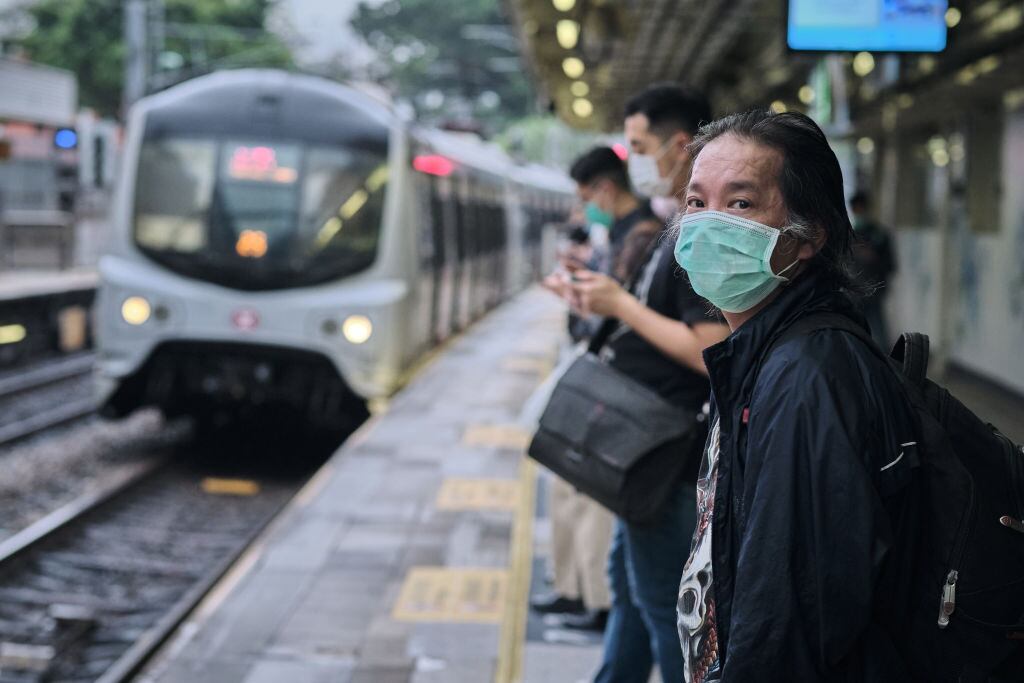 Los usuarios esperan la llegada de un tren en China
