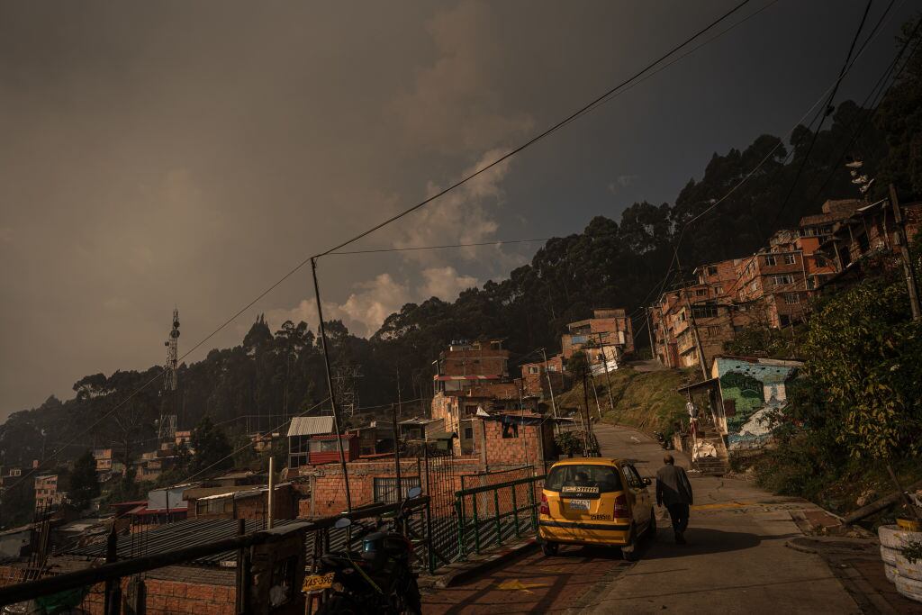 El barrio El Paraíso de la ciudad de Bogotá es amenaza por el incendio forestal que consume el cerro El Cable, en medio de la emergencia en Colombia.