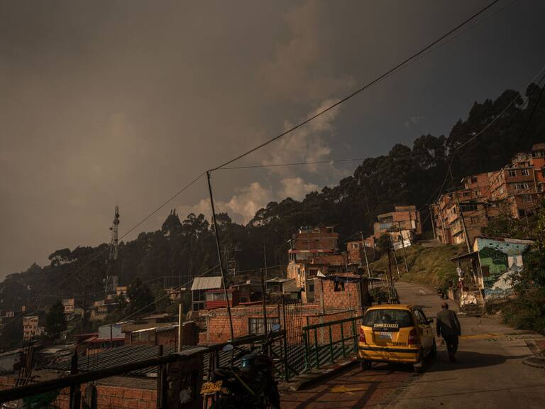 El barrio El Paraíso de la ciudad de Bogotá es amenaza por el incendio forestal que consume el cerro El Cable, en medio de la emergencia en Colombia.