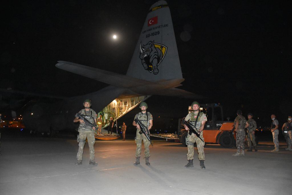 Soldados turcos protegen un avión que busca dejar el aeropuerto de Kabul