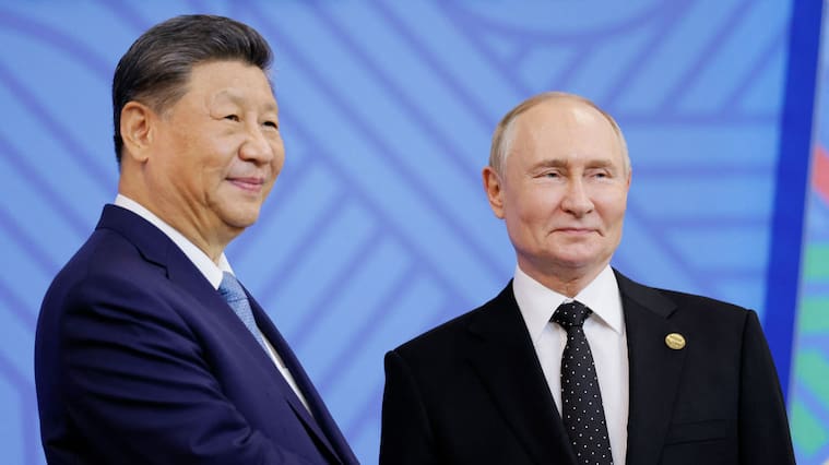 El presidente ruso Vladimir Putin junto al presidente chino Xi Jinping en la ceremonia de inicio de la cumbre de los BRICS en la ciudad rusa de Kazan