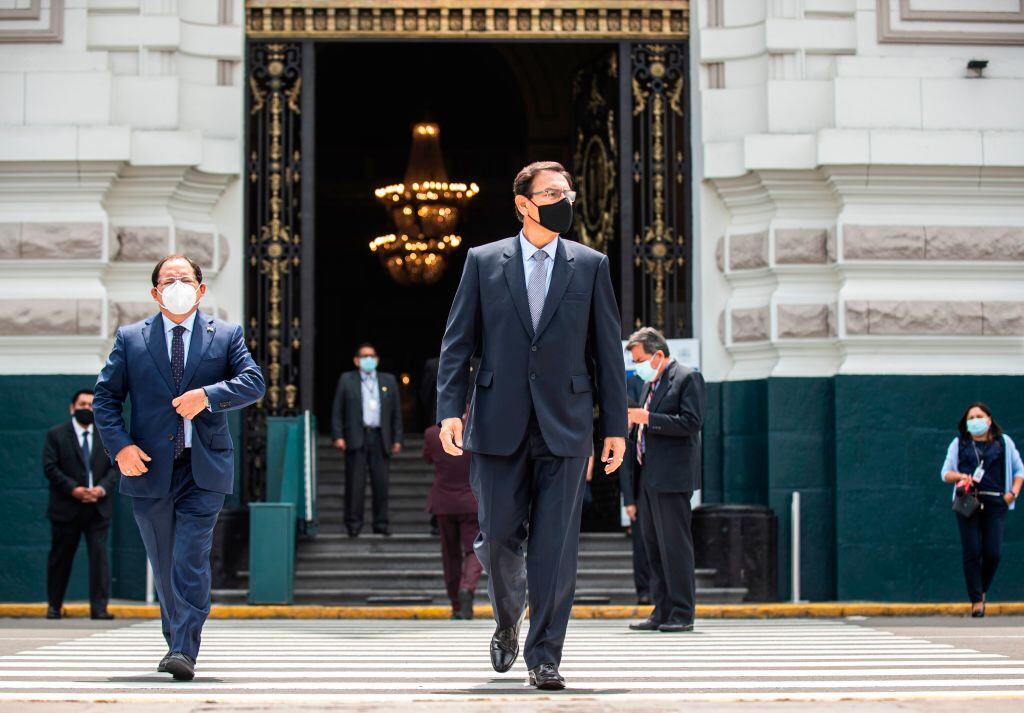 Vizcarra saliendo del congreso peruano antes de su impeachment