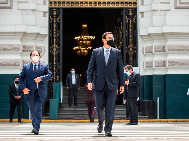Vizcarra saliendo del congreso peruano antes de su impeachment