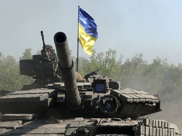 Tropas de Ucrania avanzan por una ruta de la zona del Donbás