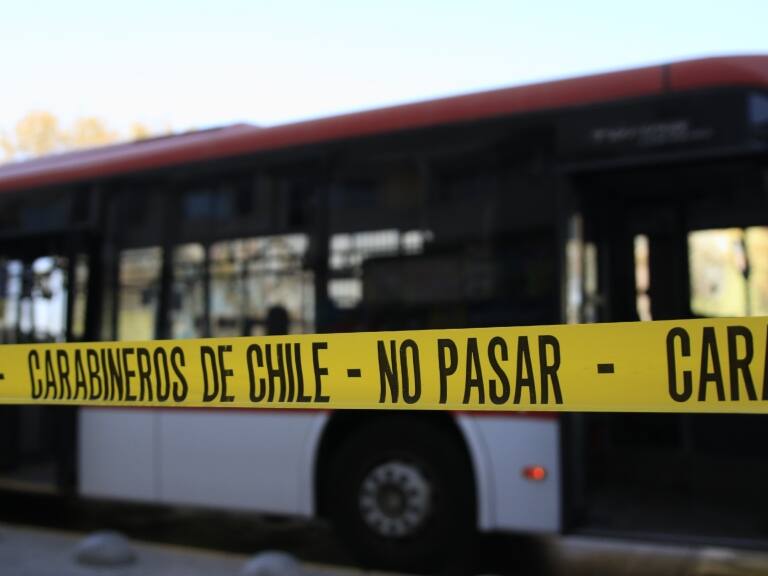 Mujer muere tras ser atropellada por un bus de transporte público en Las Condes