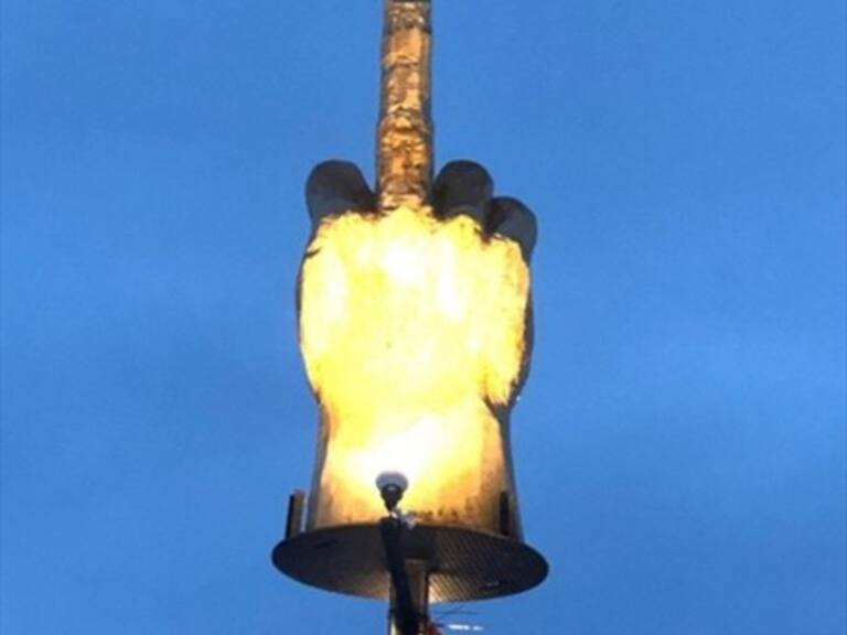 Hombre se venga de autoridades y construye enorme figura de una mano sacando el dedo del medio