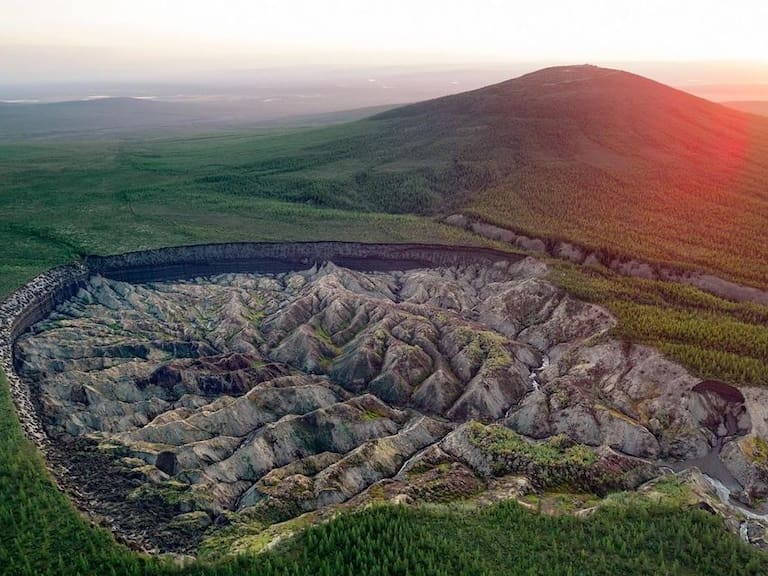 Qué es la “puerta al infierno”, por qué sería un portal al pasado y cómo sigue creciendo drásticamente año tras año