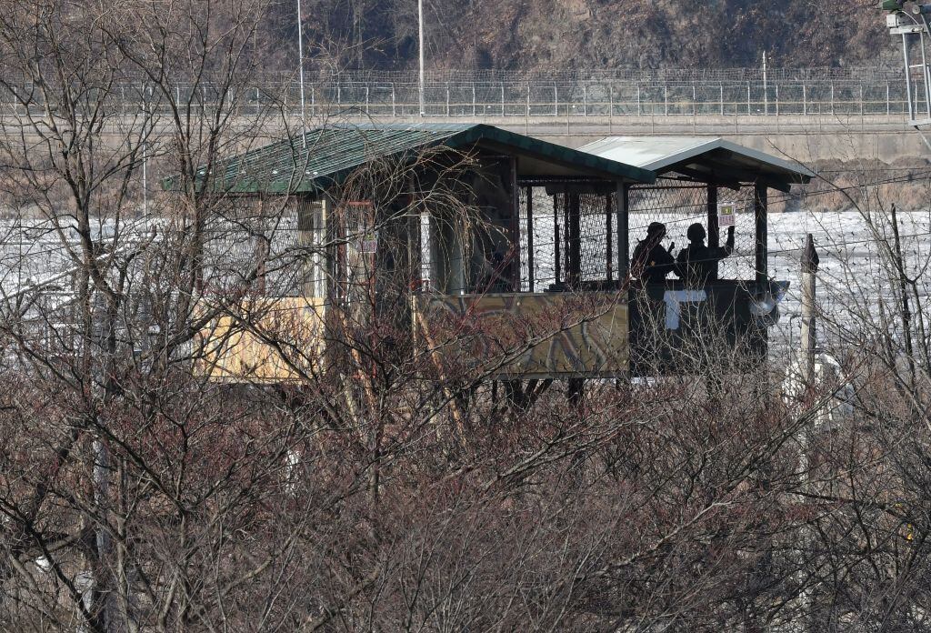 Soldados de Corea del Sur vigilan la frontera militarizada con Corea del Norte