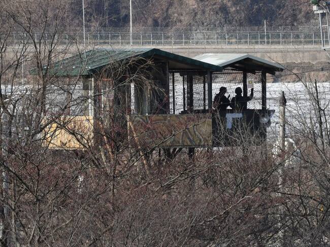 Soldados de Corea del Sur vigilan la frontera militarizada con Corea del Norte