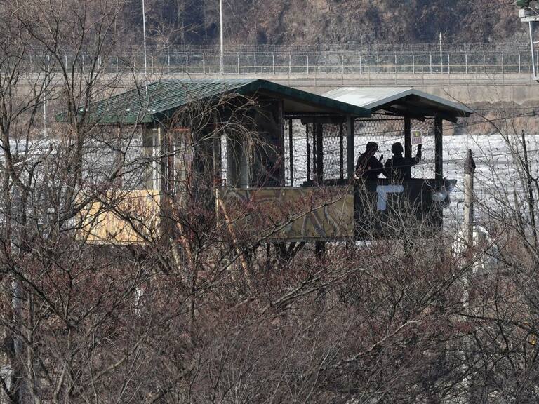 Soldados de Corea del Sur vigilan la frontera militarizada con Corea del Norte
