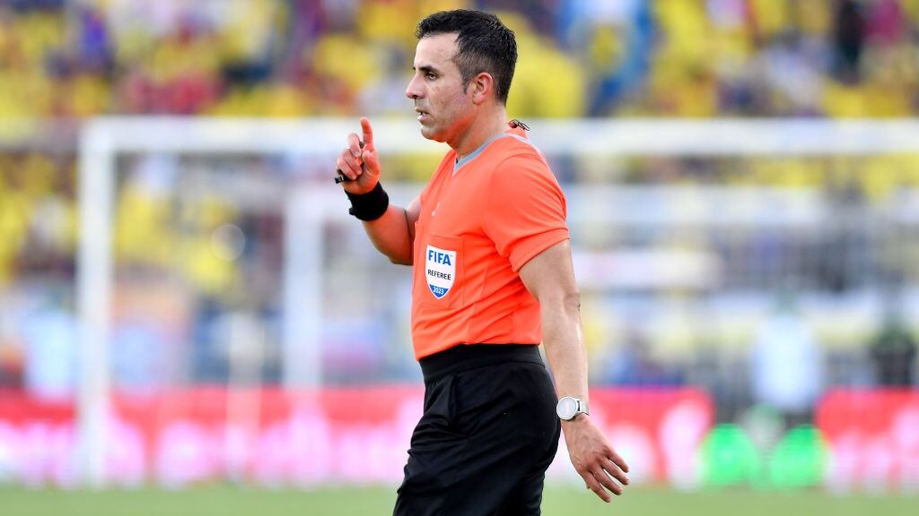 Piero Maza es cuestionado por su arbitraje en el empate de Colombia ante Uruguay