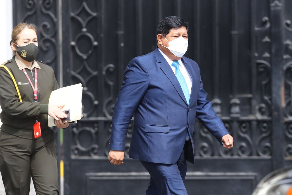 El saliente ministro de defensa peruano Walter Ayala