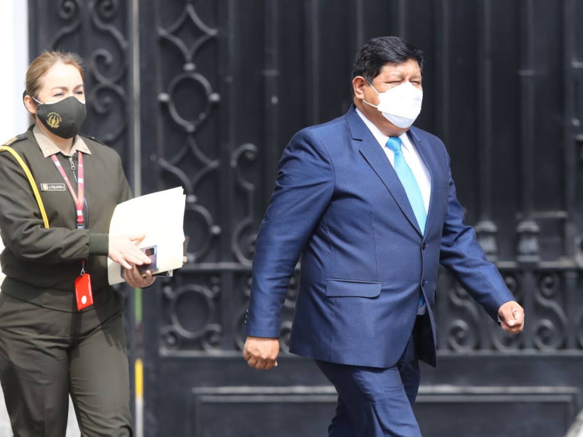 Ministro de defensa de Perú renunció tras críticas a los ascensos en las fuerzas armadas